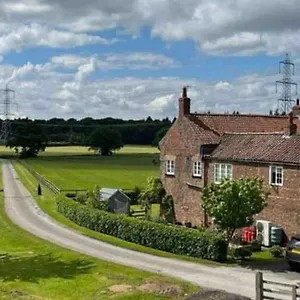 Beech ~ Close To York ~ Cozy Rural Stamford Bridge